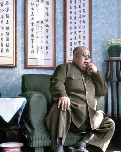 1956年，逃到美国后的马鸿逵在私人公寓内，挺着腐败的大肚子，享受着小姨太给他做