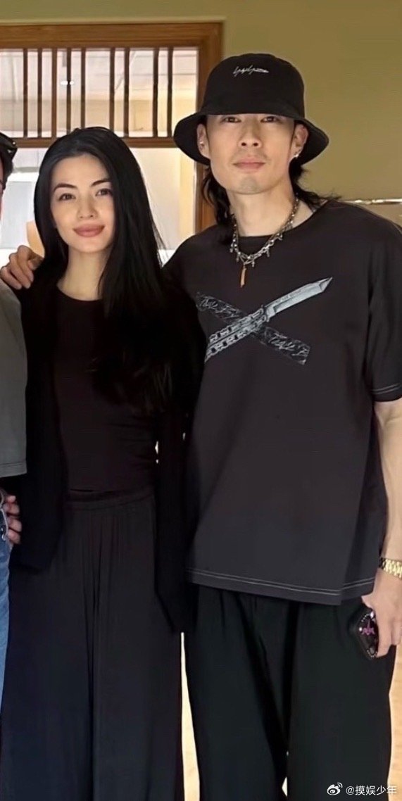 吴建豪与妻子合照吴建豪与老婆合照 吴建豪与妻子合照，虽然只是普通的日常合影，但他
