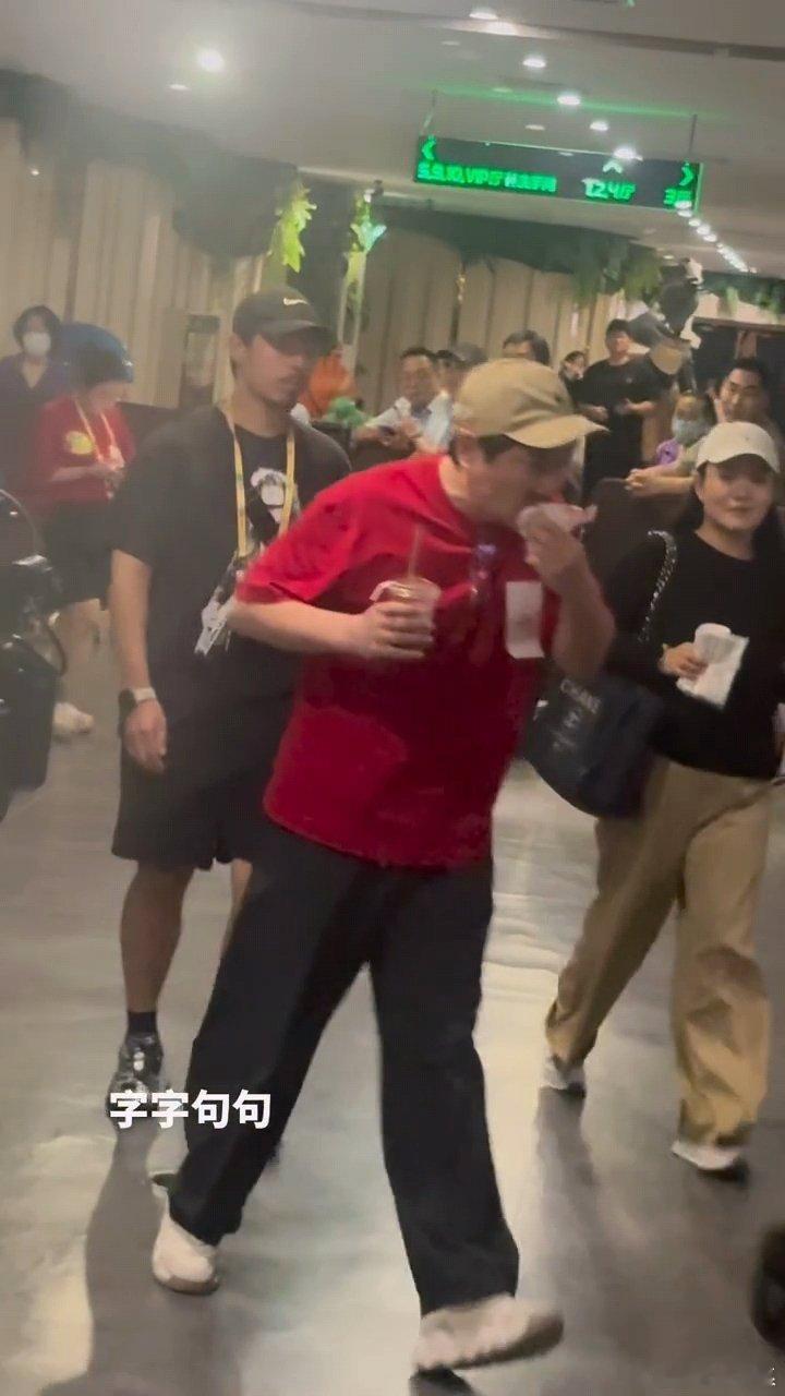 沈腾边走边吃汉堡沈腾再忙也别忘了好好吃饭沈腾边走边吃汉堡，再忙也别忘了好好吃饭 