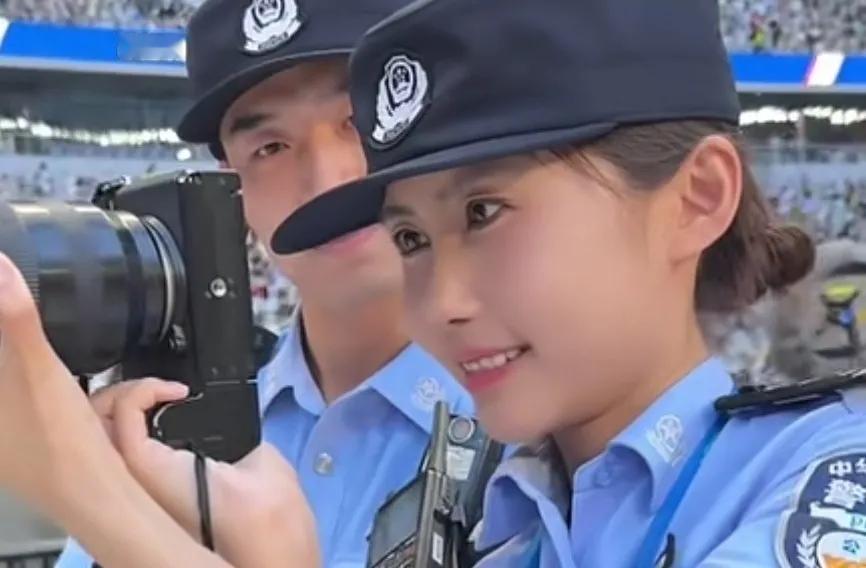 一位女警察专注拍摄。