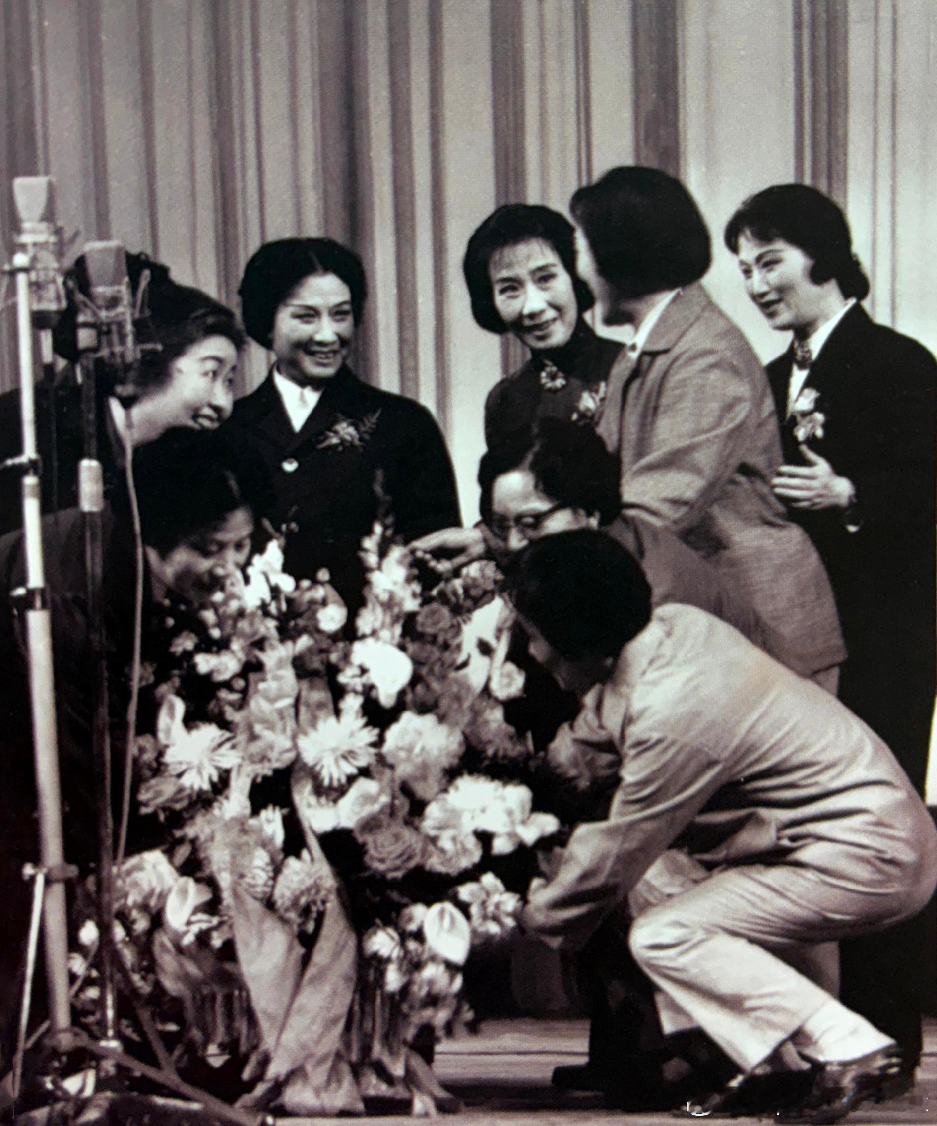 1979年9月24日“尹桂芳流派演唱会”结束后，袁雪芬、范瑞娟、徐玉兰、王文娟、