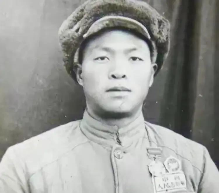 曹光景（1926年-），安徽省宿县人，中国共产党党员。1948年9月参加革命，曾