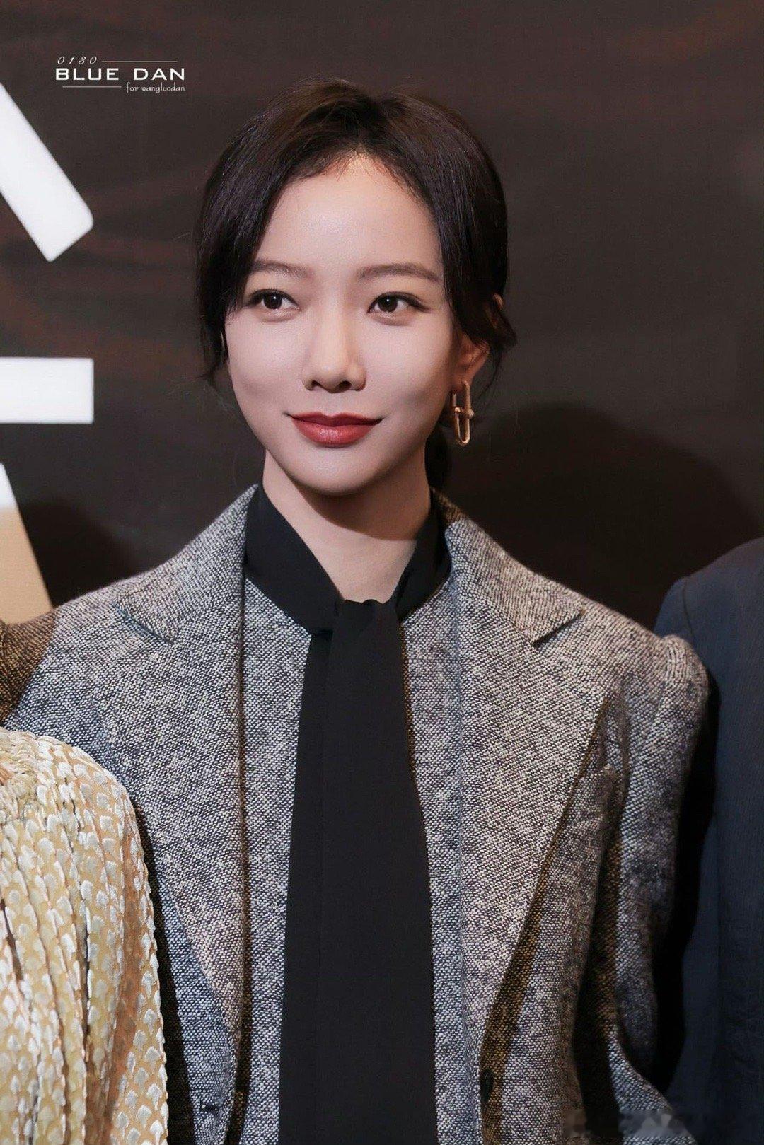 从领奖台到评审席，她完成了从演员到金牌制片人评审的蜕变。亲力亲为深耕影视，用专业