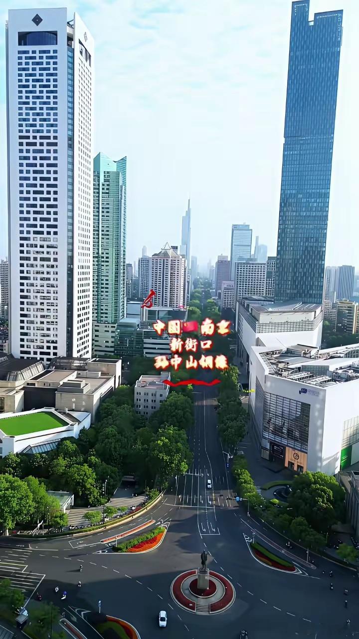 感谢南京把最贵的100平留给了国父！中国南京新街口孙中山铜像。 