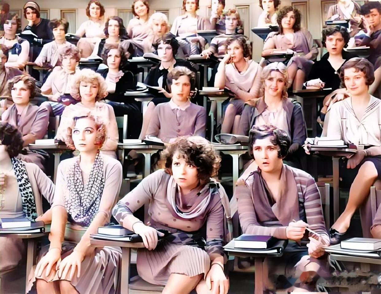 1928年，一群正在上性启蒙课的美国女大学生，照片中，这些年轻的姑娘们对这种未曾