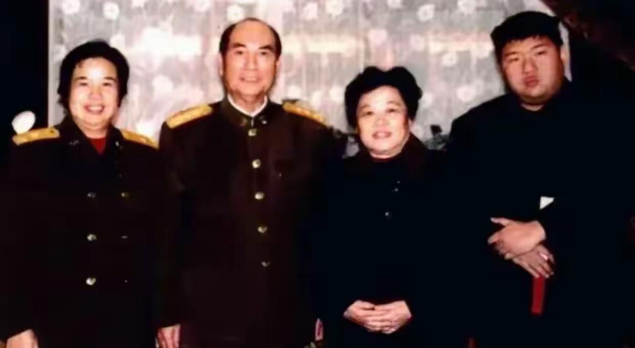 🌱 1995年9月，张万年正式就任中央军委副主席。任职不久，他得知毛主席的儿子