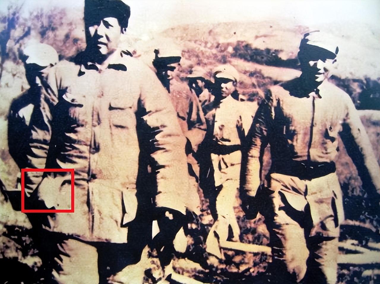 1943年，毛主席视察南泥湾生产，吃完烧鸡之后竟然将吃剩的鸡骨头都塞进了口袋里，