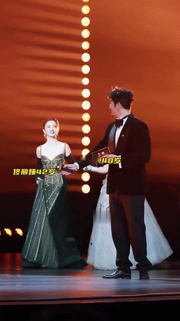 王雷看着老婆李小萌的眼神不对劲儿，瞅了李小萌一眼，翻了个白眼又撇了撇嘴是什么意思