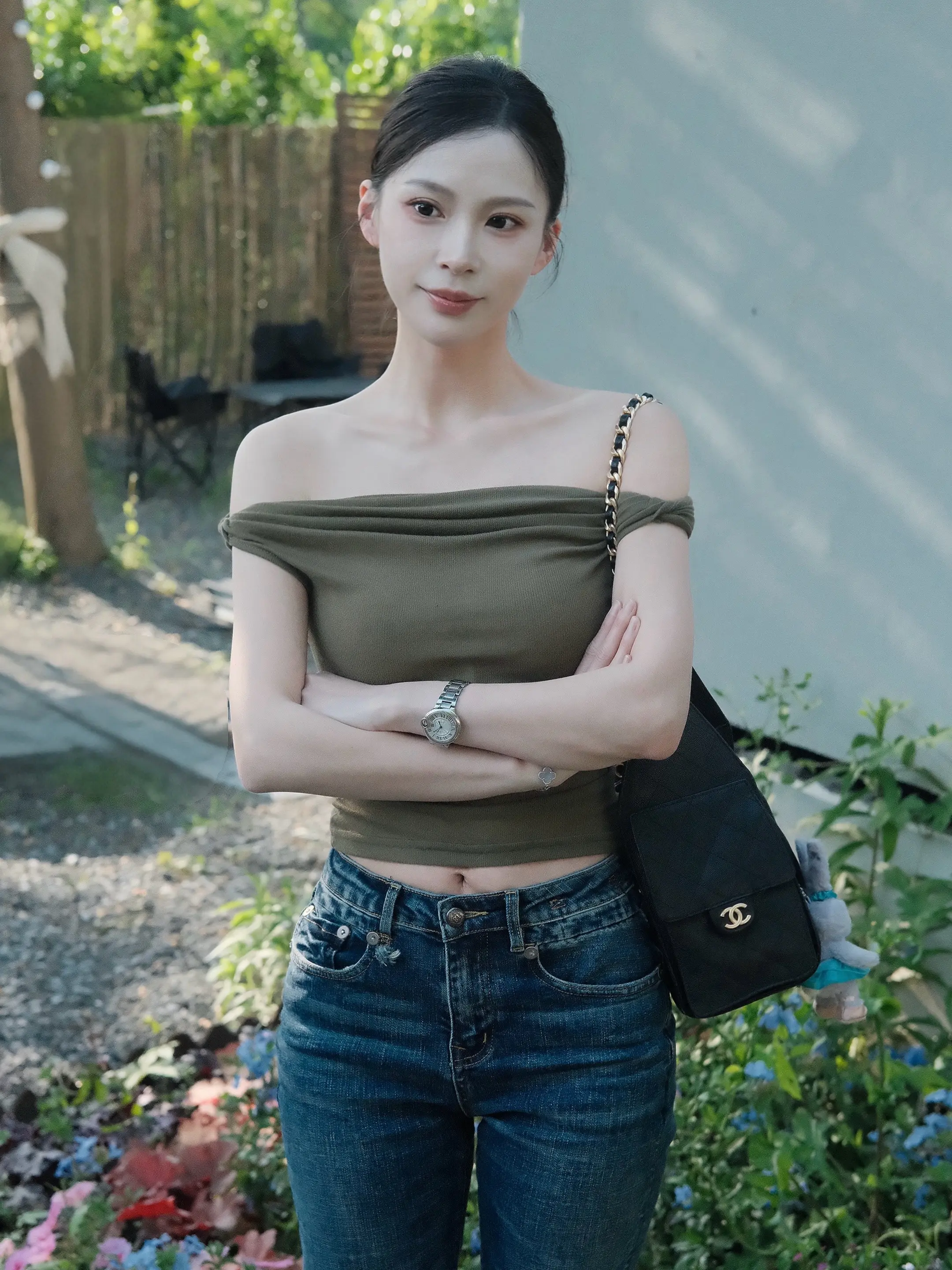 你那半斤八两的爱意驯服不了我。“亲爱的我对你何止半分真心，这人潮拥挤我...