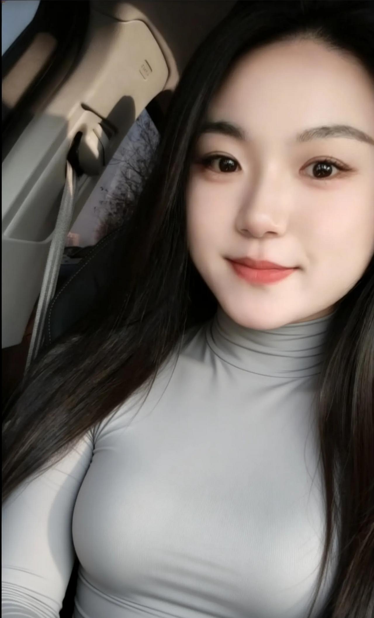 雪花落得轻，从不说什么，却把世界裹成了柔软的模样。它盖过喧嚣，藏起浮躁，只留一片