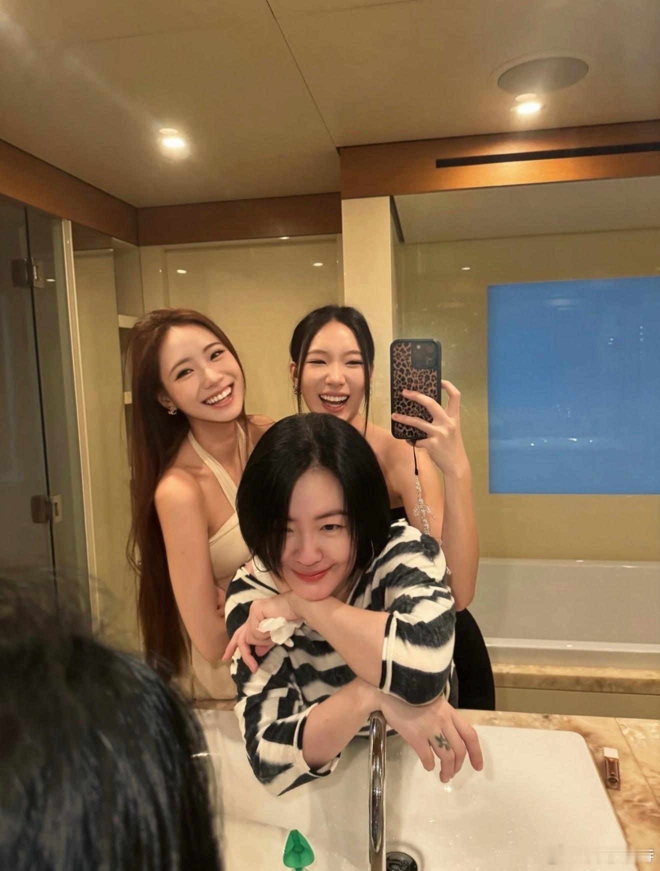 看到小S一家四口，她的笑容好幸福啊小S一家香港旅游近照，就差许家老三啦！ 