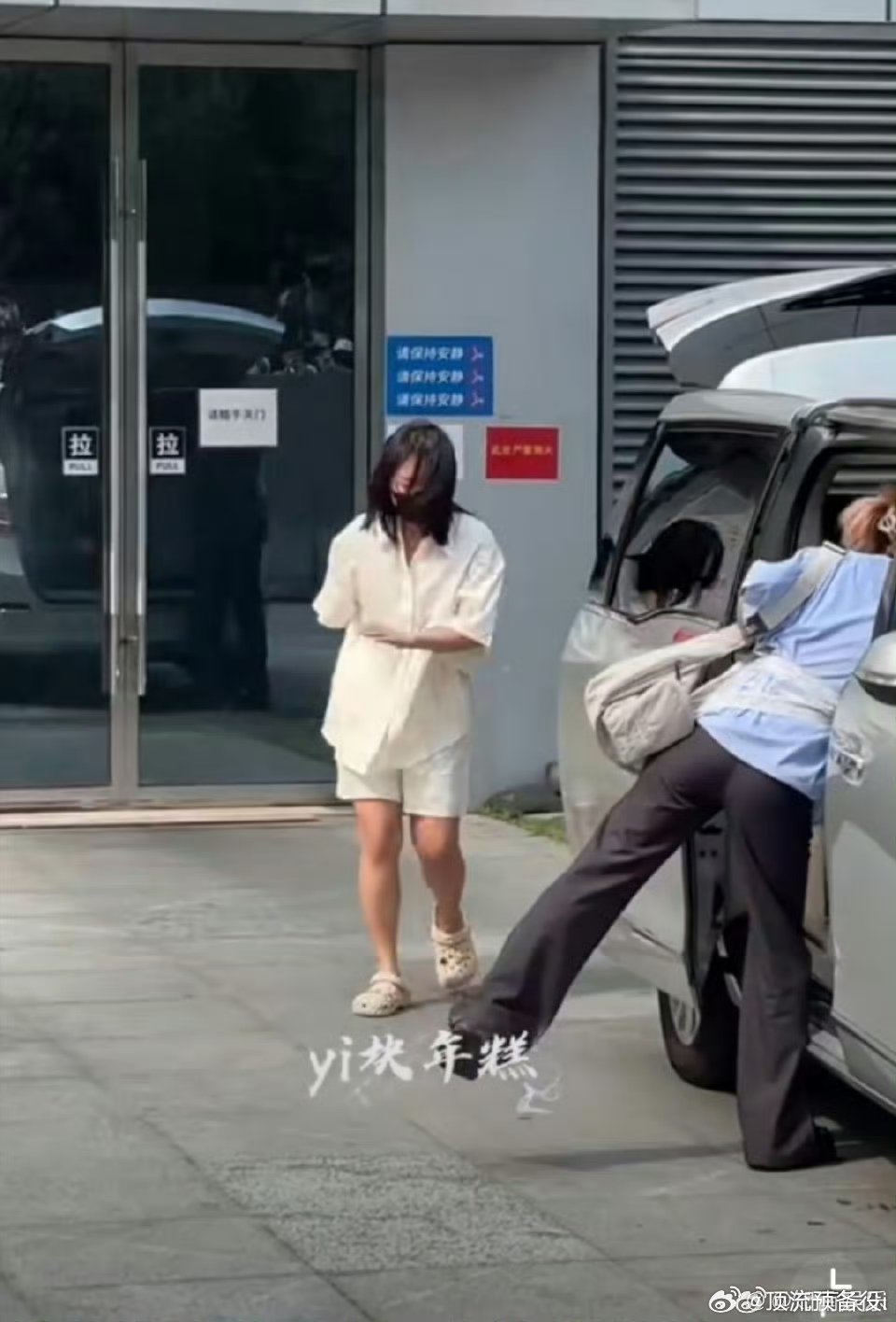 李雪琴怎么了，扶腰走路看起来很难受的样子！！ [疑问] [疑问][疑问] ​ ​