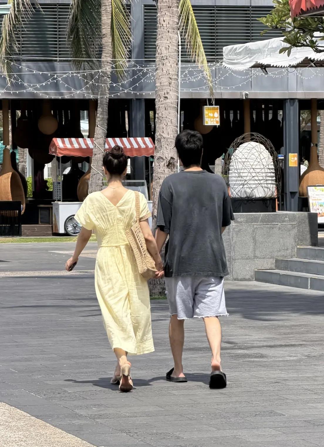 网友在海南三亚偶遇高圆圆和赵又廷，两人手牵手一起散步，要不是左边背影辨识度高，都