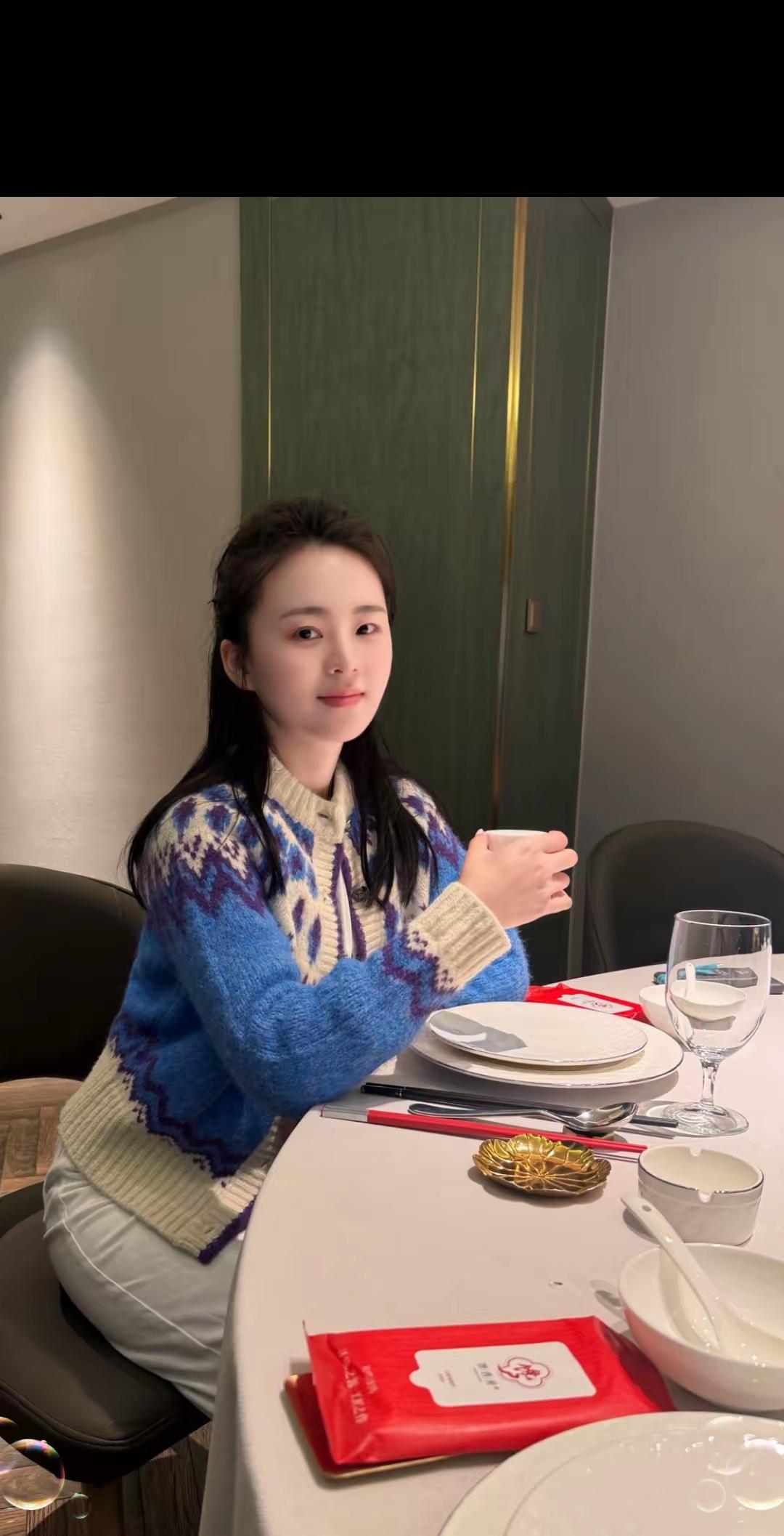 优雅用餐时光，精致的餐具与温暖的氛围相得益彰。
