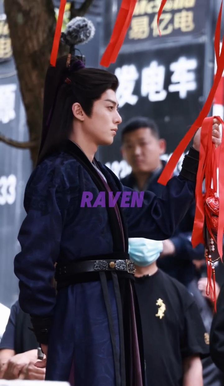 哈哈哈哈哈好帅好挺拔（诶～地好滑
cr📕Raven（见过王鹤棣10次版）
王鹤