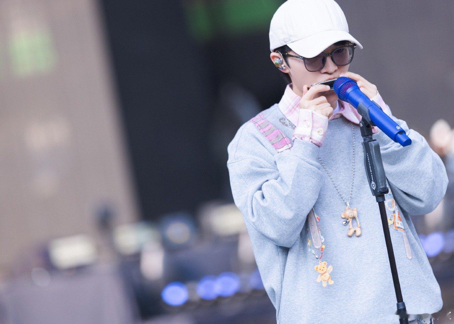 周深控诉粉丝墙头多 周深：我的粉丝墙头好像有点多…（思考三秒）…算了不管怎么样你