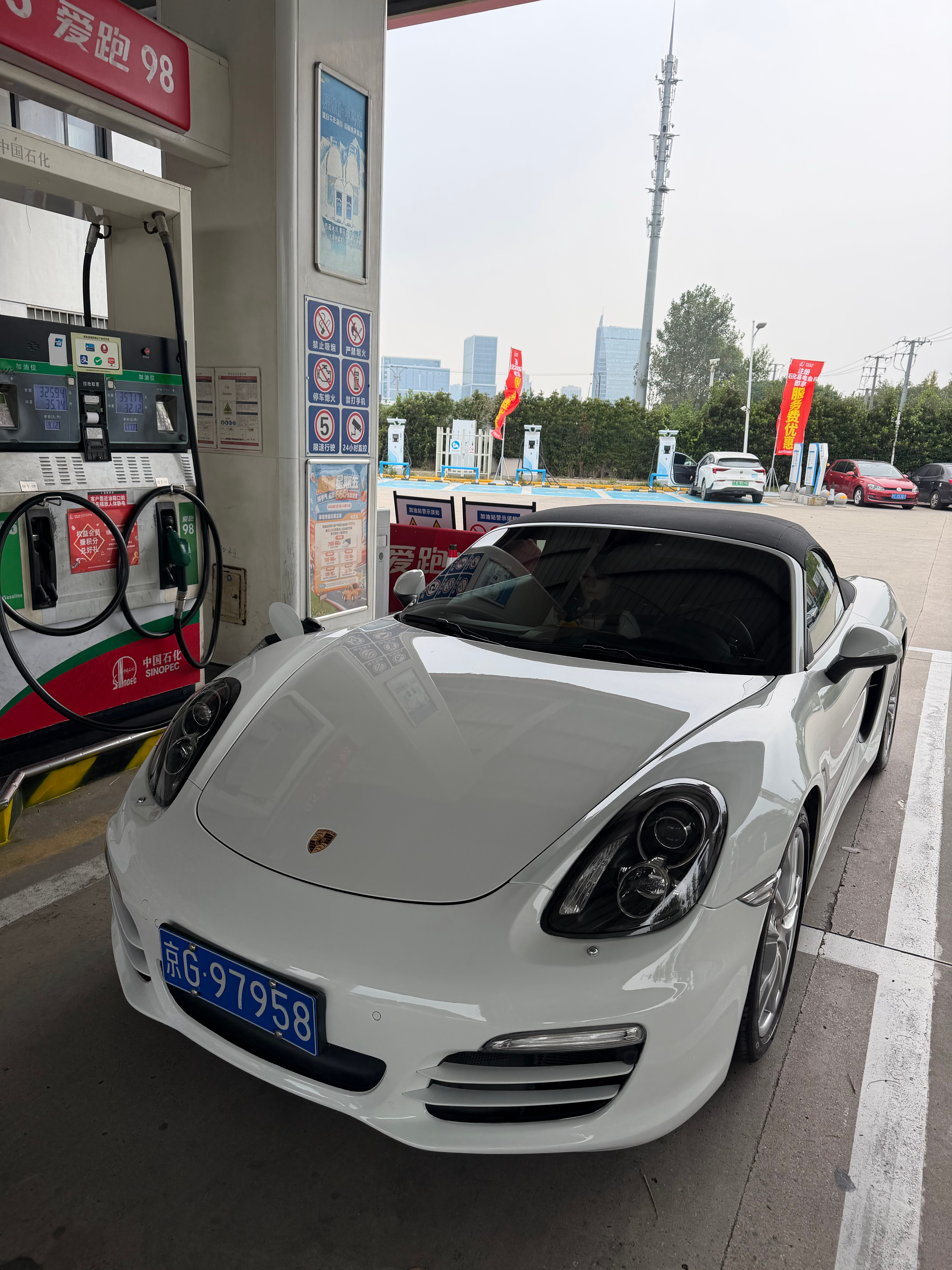 后天要带小白去跑上赛给小白安排一套牛逼轮胎🛞德国马牌SC7半热熔了解一下德国马