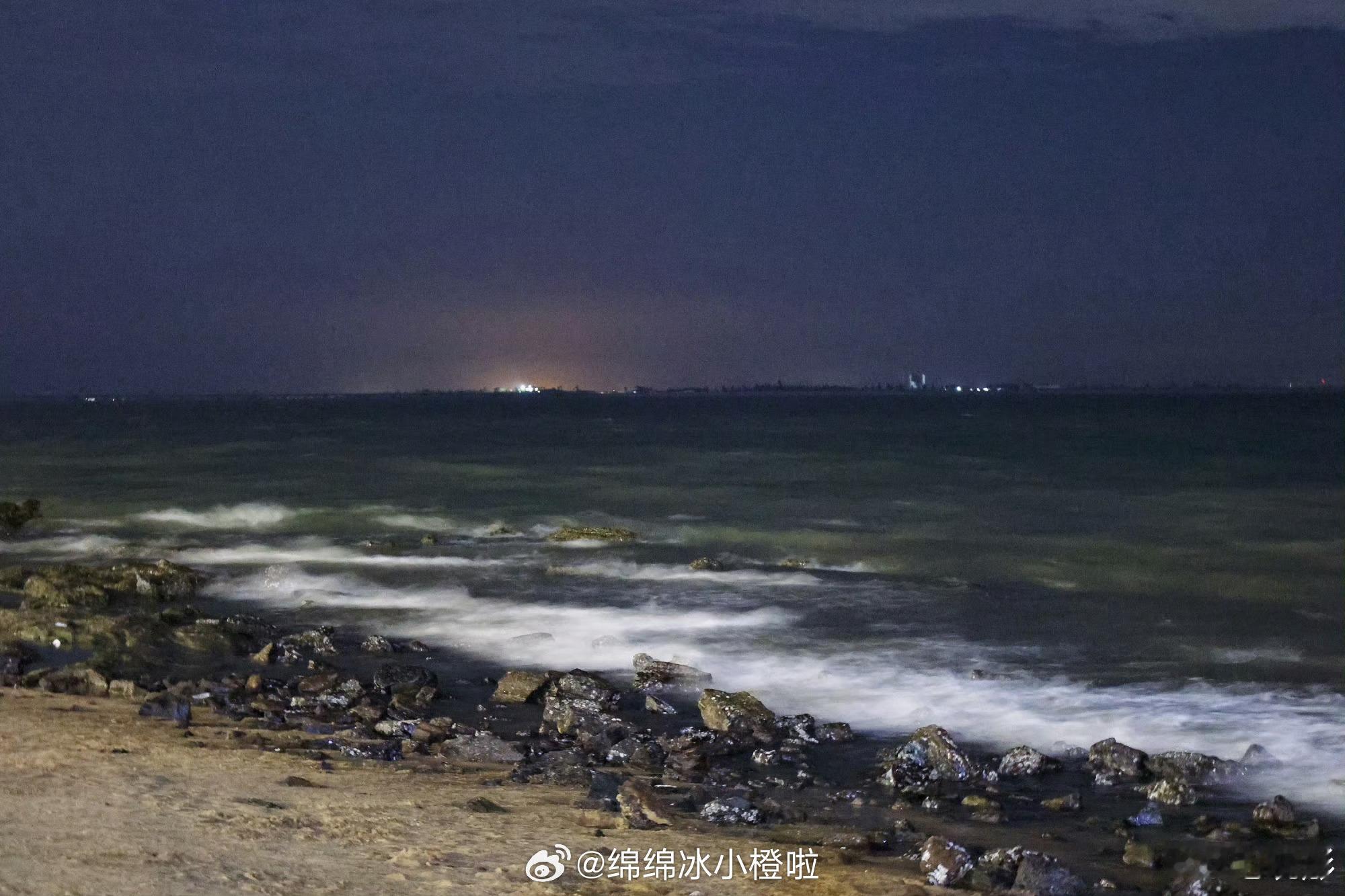 毛晓彤星光大赏没约到摄影师毛晓彤这是自带打光板出门的吧？！美得不像话~ 