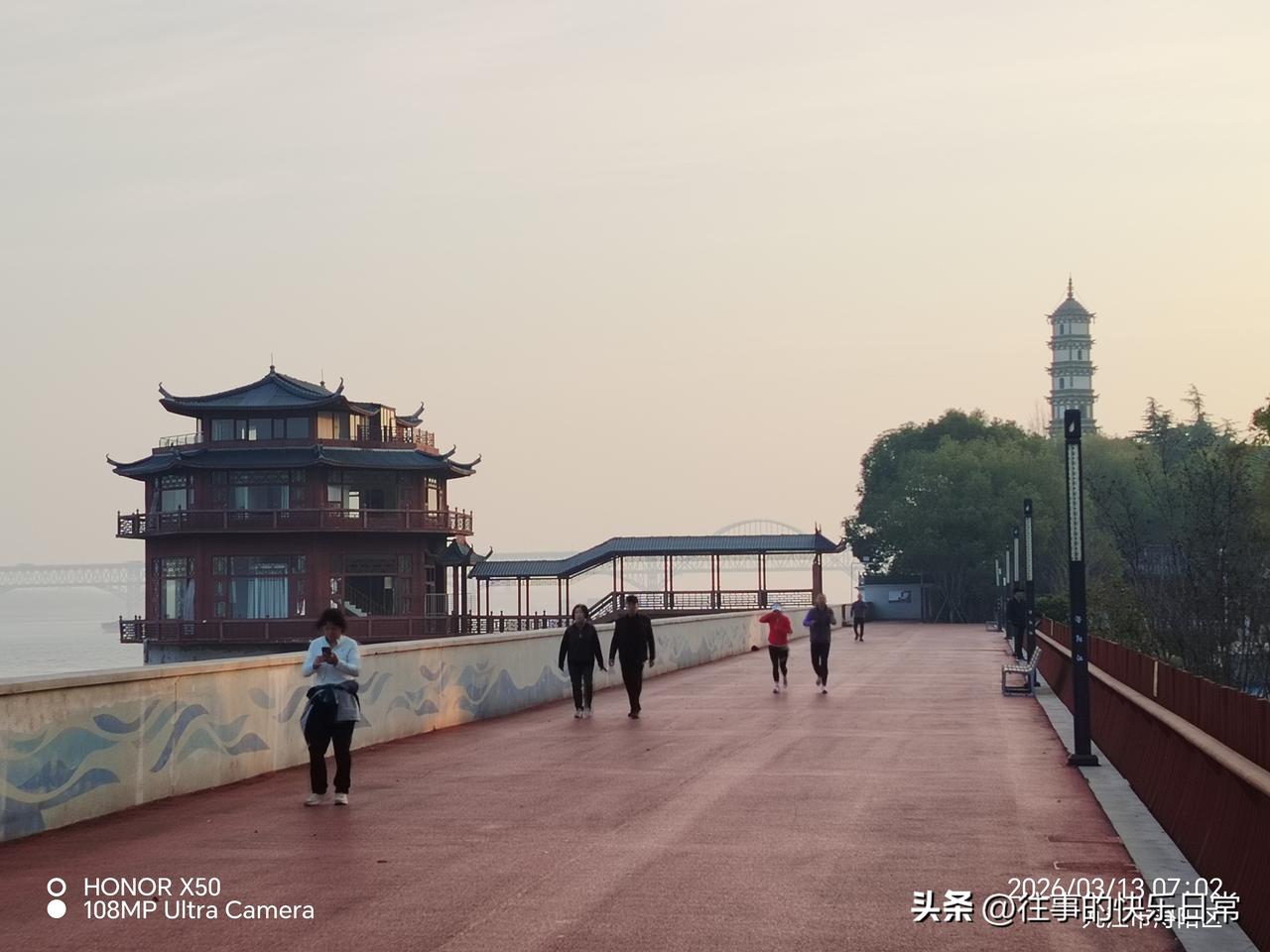 天南地北大拜年3月13日长江岸边晨练“天南地北大拜年”