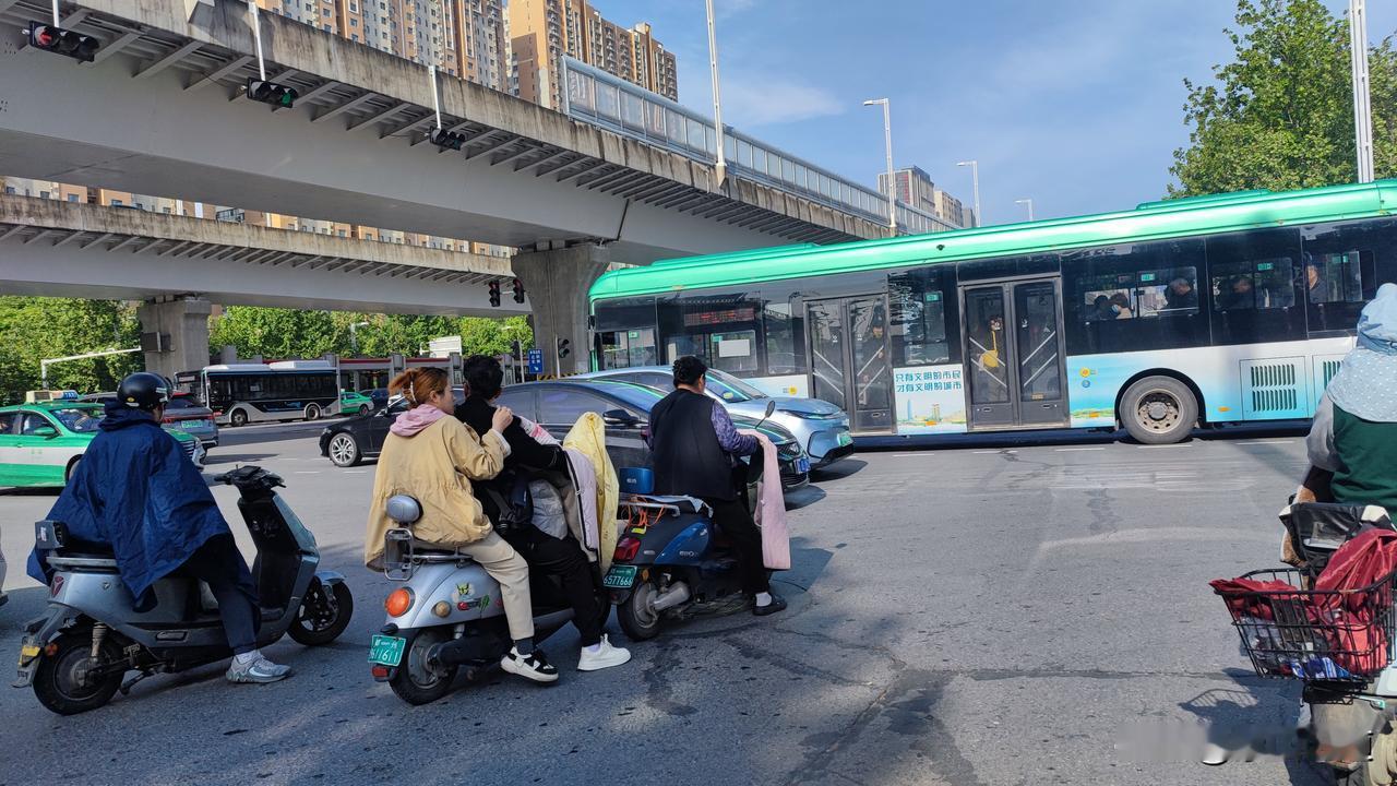 晒出你的本地生活 进入4月份以来，因天气晴好，骑电动自行车出行的人日益增多。
骑