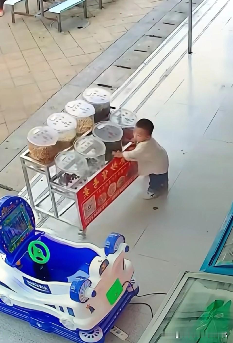 这家长得赔多少钱啊！
 
一个熊娃手一推，炒货摊直接翻倒，坚果撒了一地！路人惊呼