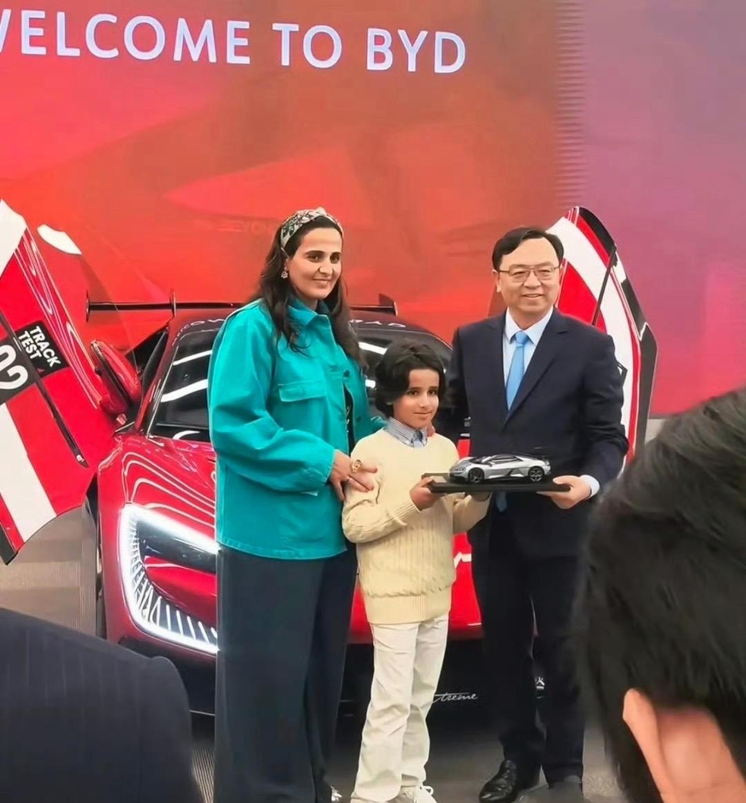 亚太地区首位仰望U9 Xtreme车主来了，是泰国暹罗汽车工业集团（Siam M