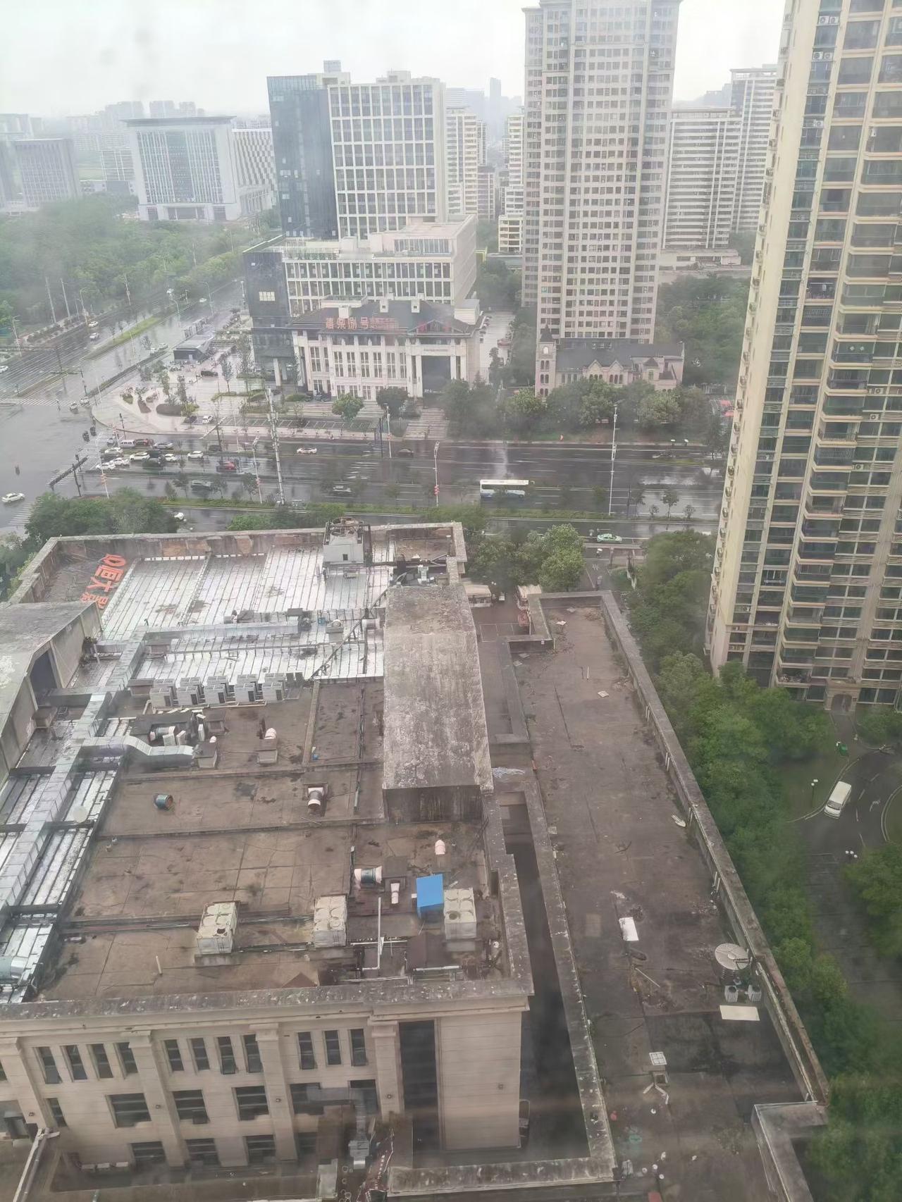 早上出门还是阳光明媚，下午开始下雨了！
雨淅淅沥沥下着，把城市洗得格外清亮。楼下
