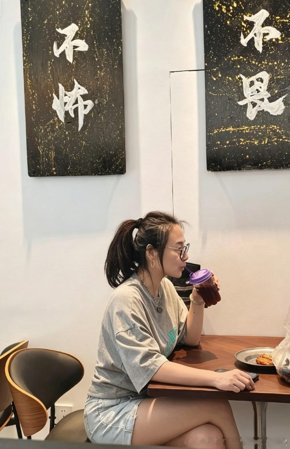 小姐姐拍的我，刚打包完，潦草的头发，热一身汗。我去，这不白发美少女吗。开什么玩笑