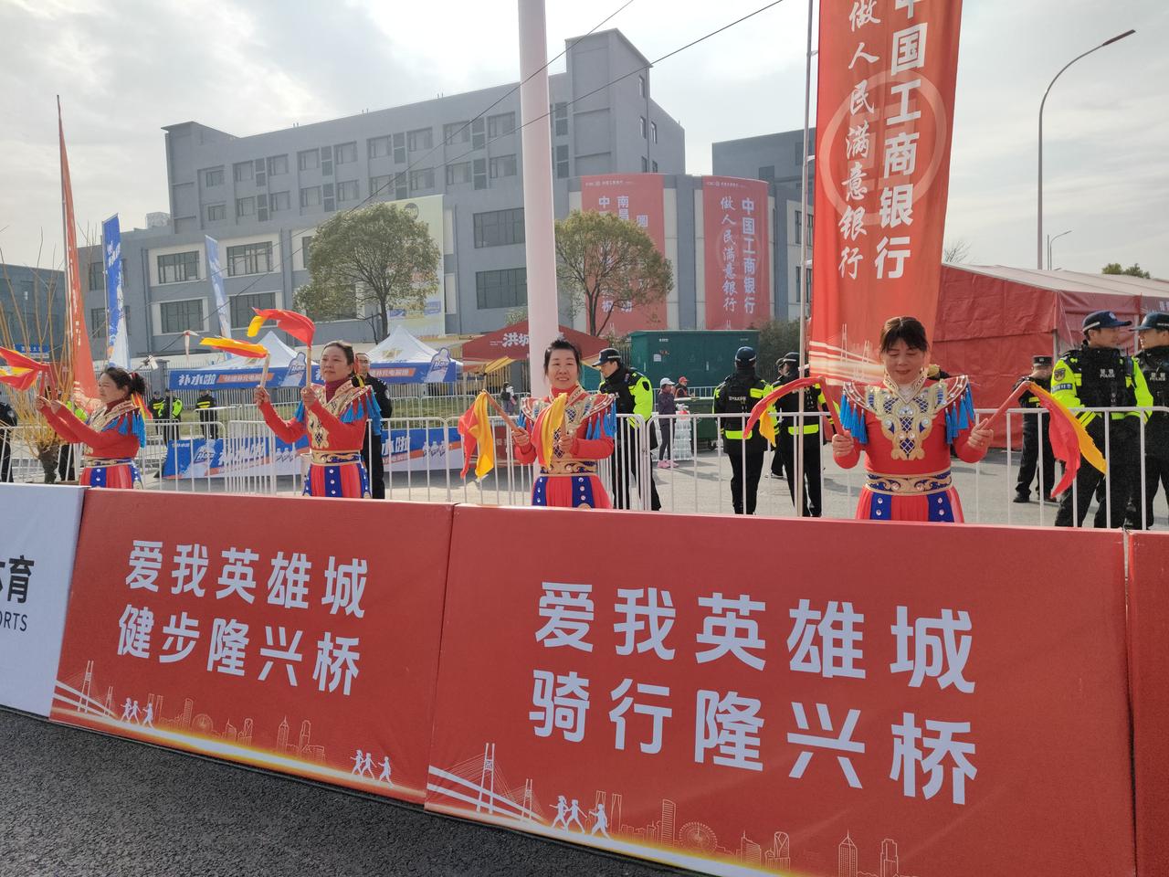 隆兴大桥，我们又来了！今天天气格外好，参加这样的活动太有意义了！