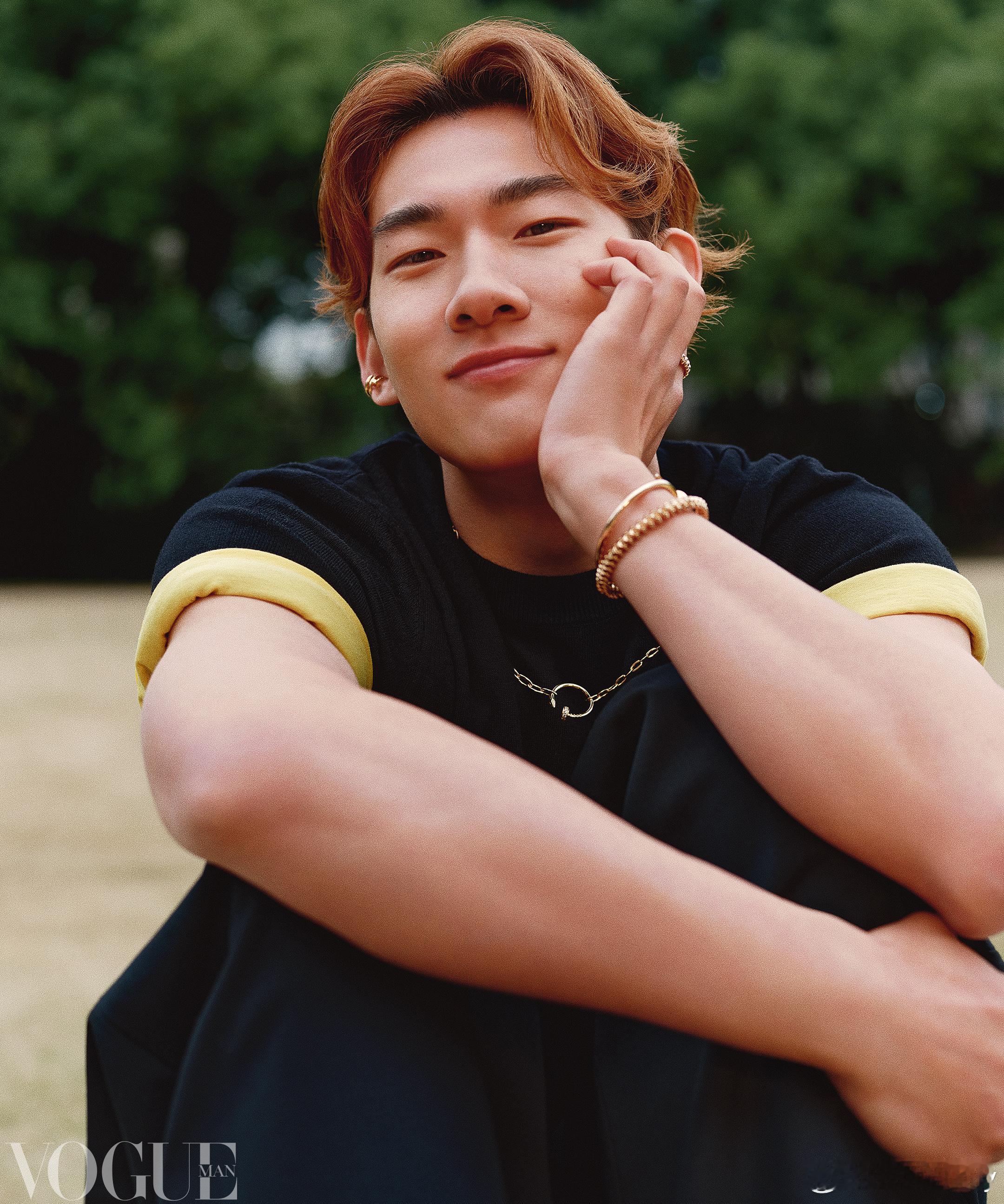 苏翊鸣登封《VOGUE MAN》2026四月刊，以“冠军风范”为主题，佩戴Car