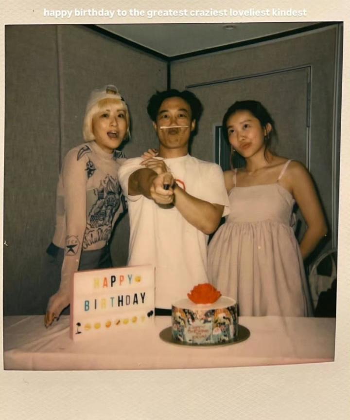 曝陈奕迅带女儿上音综 陈奕迅终于出山了，还带着女儿康堤一起上音综！天王老爸压阵，