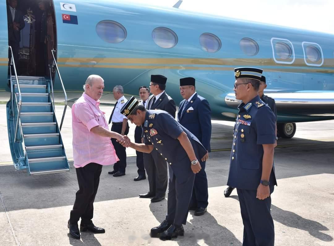 🇲🇾马来西亚国王（轮值）向马来西亚皇家空军赠送了一辆威尔法（意味不明） ​​