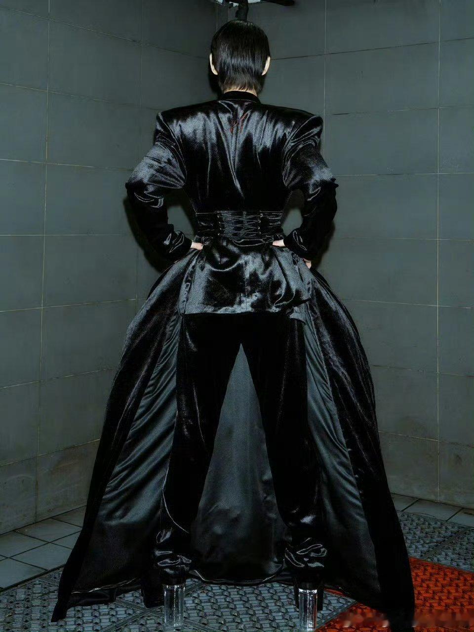 向佐穿了十厘米高跟鞋内娱最敢穿的豪门公子！向佐的12cm高跟鞋不是博眼球，是角色