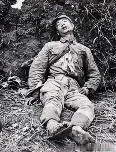 1938年，徐州会战，一名年轻的川军士兵，留下了在人世间的最后一张照片，从照片中