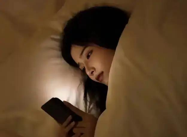 深夜的“视力刺客”：关灯玩手机，正在悄悄透支你的光明！

诸位朋友，今儿咱们说说