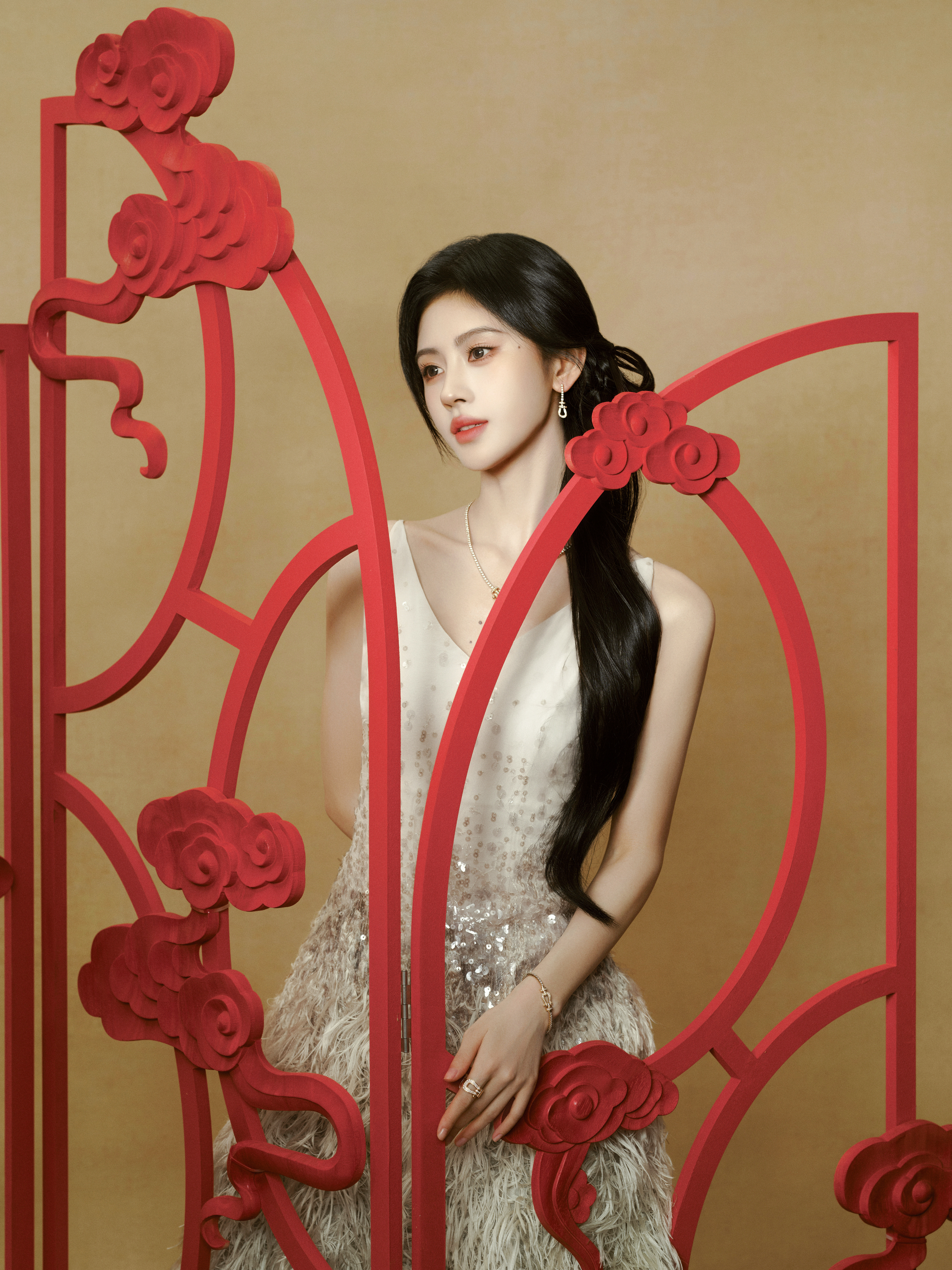 鞠婧祎新春贺岁大片，身着Brunello Cucinelli 2026春夏系列羽