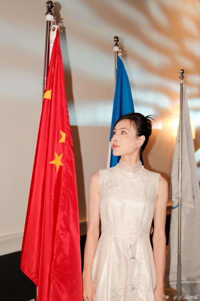 #吴敏霞出席国际游泳名人堂入会仪式# 吴敏霞太漂亮了，恭喜你！ ​​​