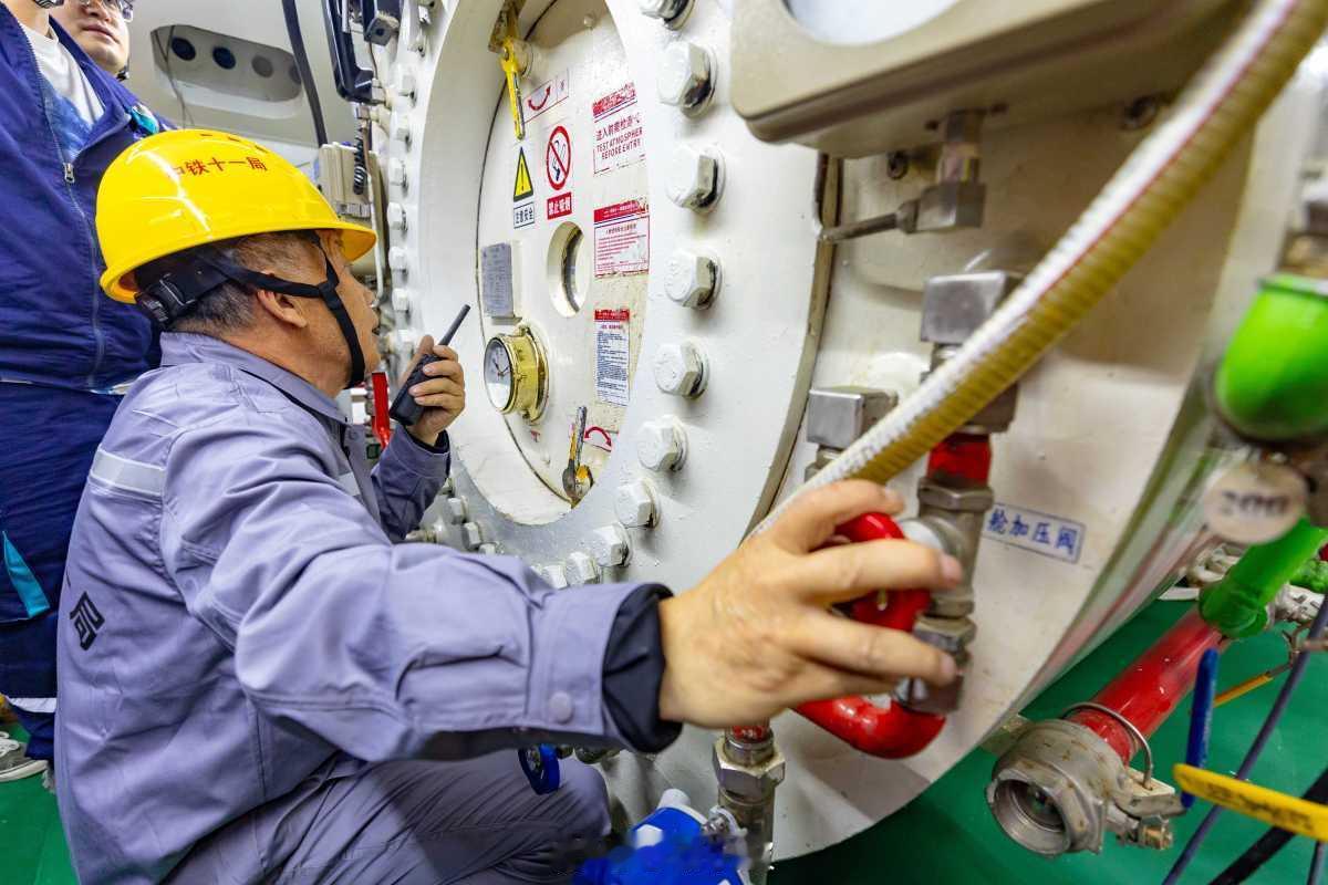 国内首套装备甬舟铁路首秀 5月8日，国内首套三元混合气盾构带压作业装备在甬舟铁路