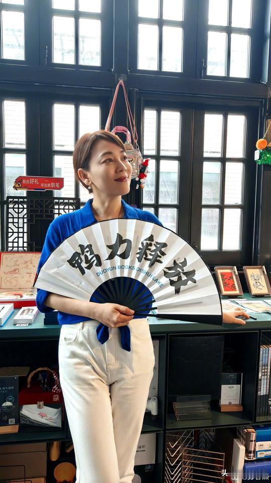 52岁劳春燕，不造作，不包装，原汁原味，内在修养与外在气质的融合，兼具智慧、独立