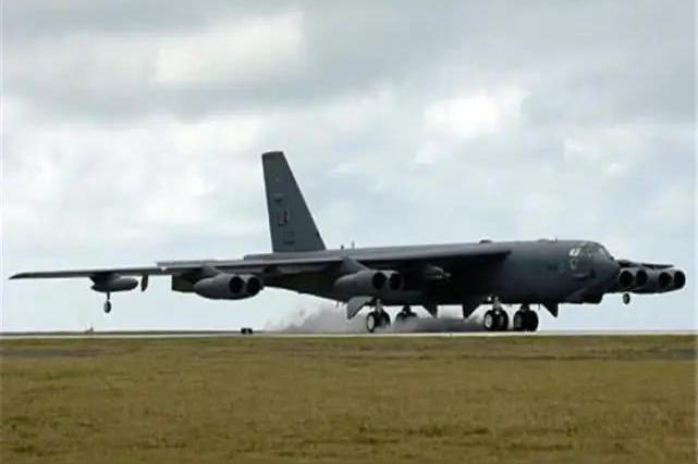 “同温层堡垒”秒变高空破风箱！美军核大棒B-52刚起飞就原形毕露。

半空直接漏