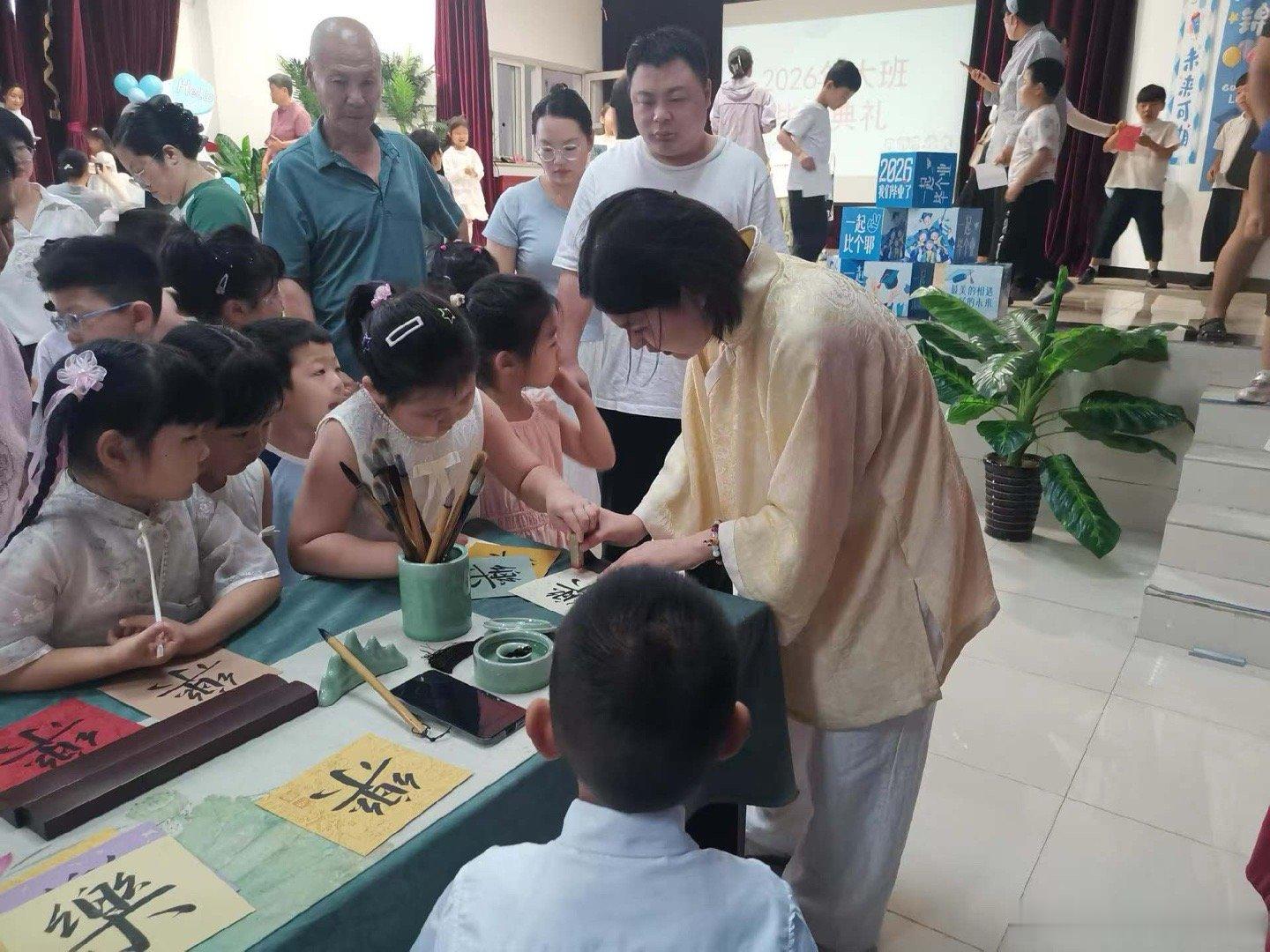 昨天徒弟去做公益了  徒弟说去年带她去香山饭店我做培训上台的那次 ，下面坐着一百
