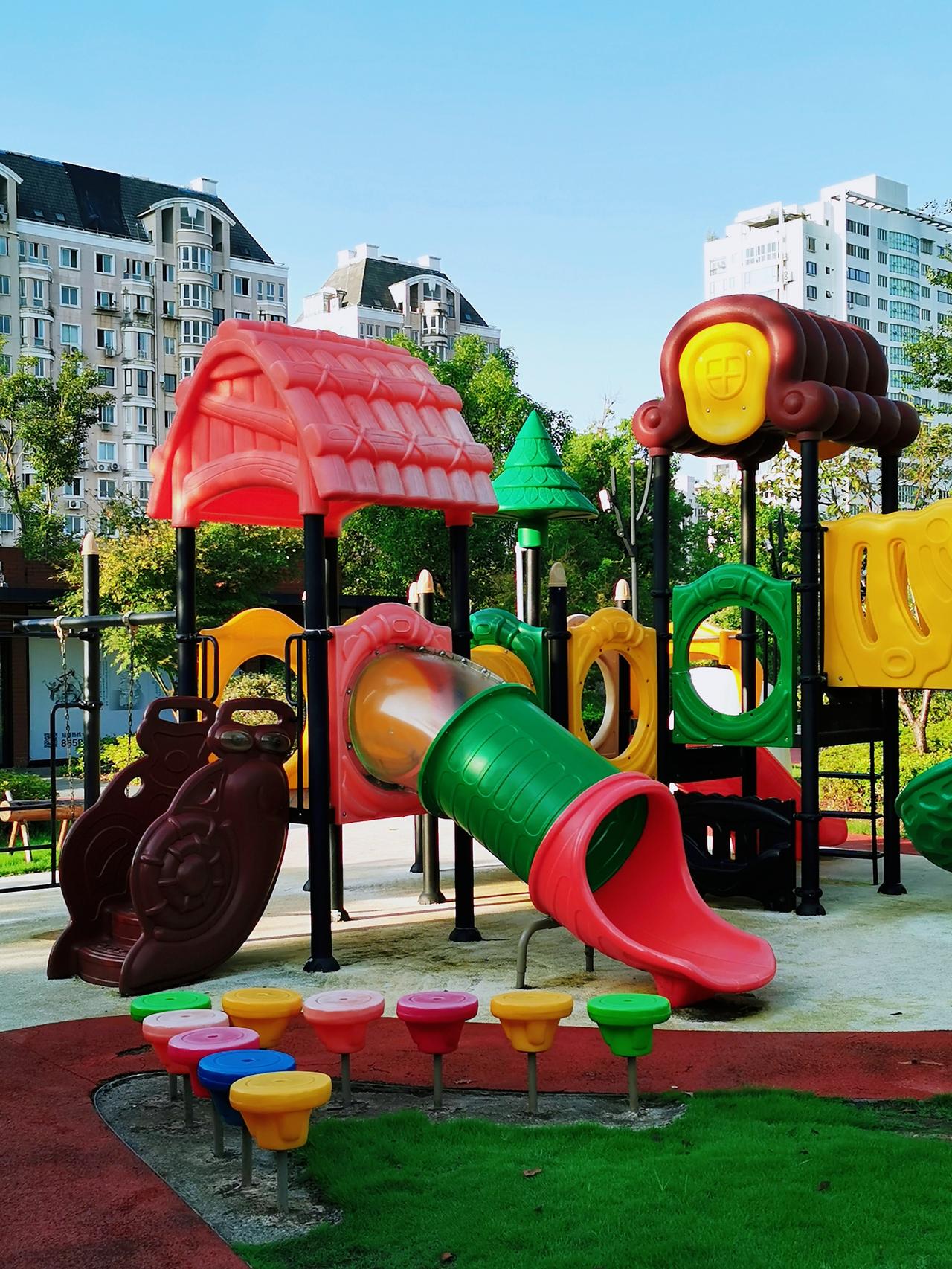 我今天发现：某网红270万的粉丝，档次也太低了。傻乎乎的样，说她太养眼了；唱歌不