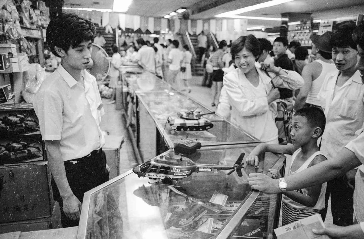 买玩具，上海，1980s摄。 ​​​