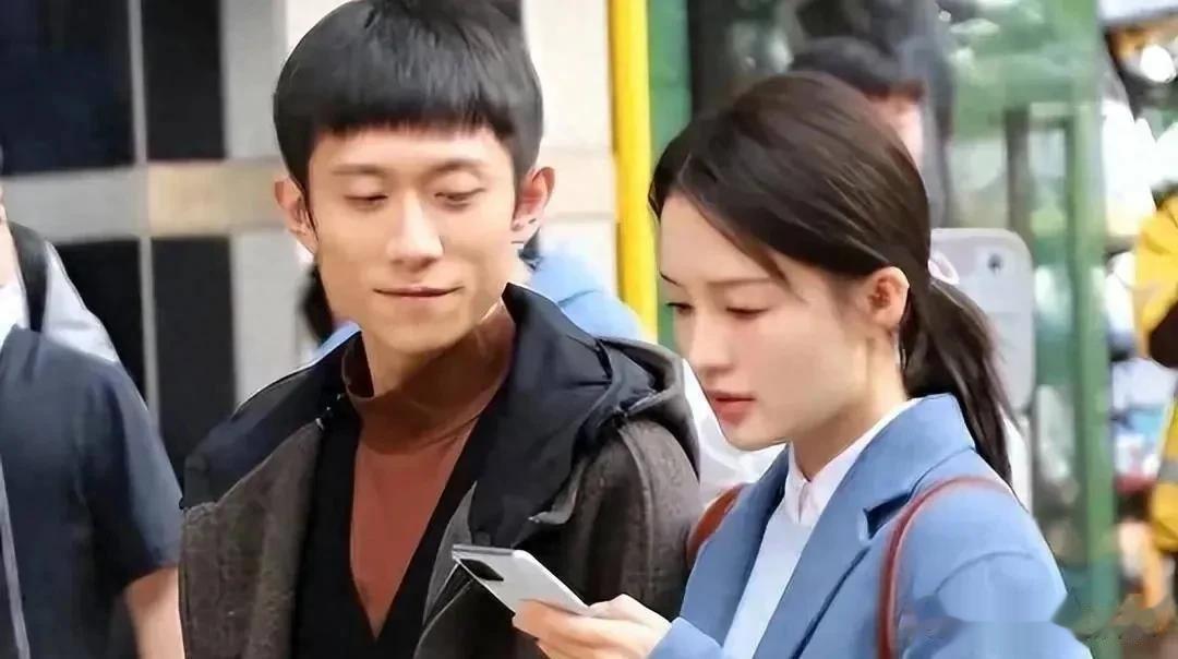 最近Zray和秦丽的恋情曝光，瞬间点燃了粉丝的热情。两人在电影《亲爱的，新年快乐