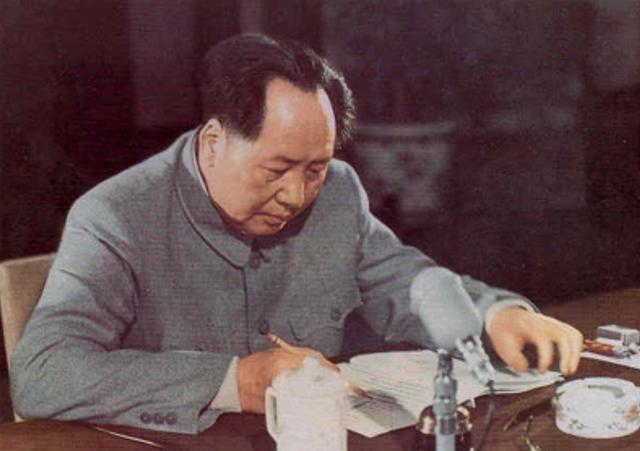 1974年1月，在毛主席熟睡之时递来了一份中南海的紧急报告，主席醒来后端详了许久