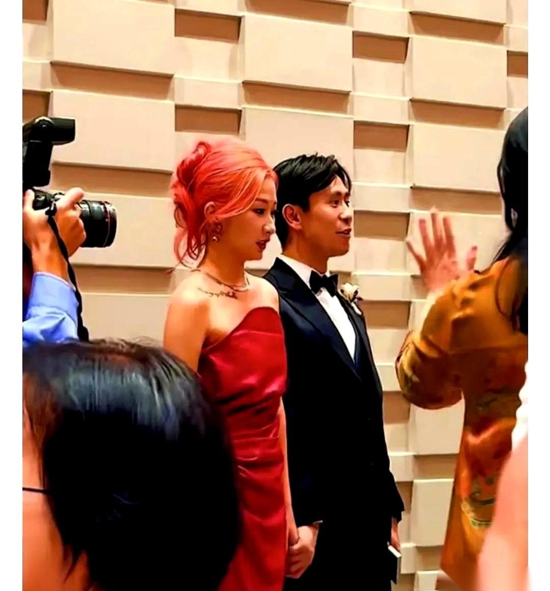 刷到刘欢女儿的婚礼照，第一眼就被那头红发给震到了。
我的天，婚礼啊。
一辈子可能