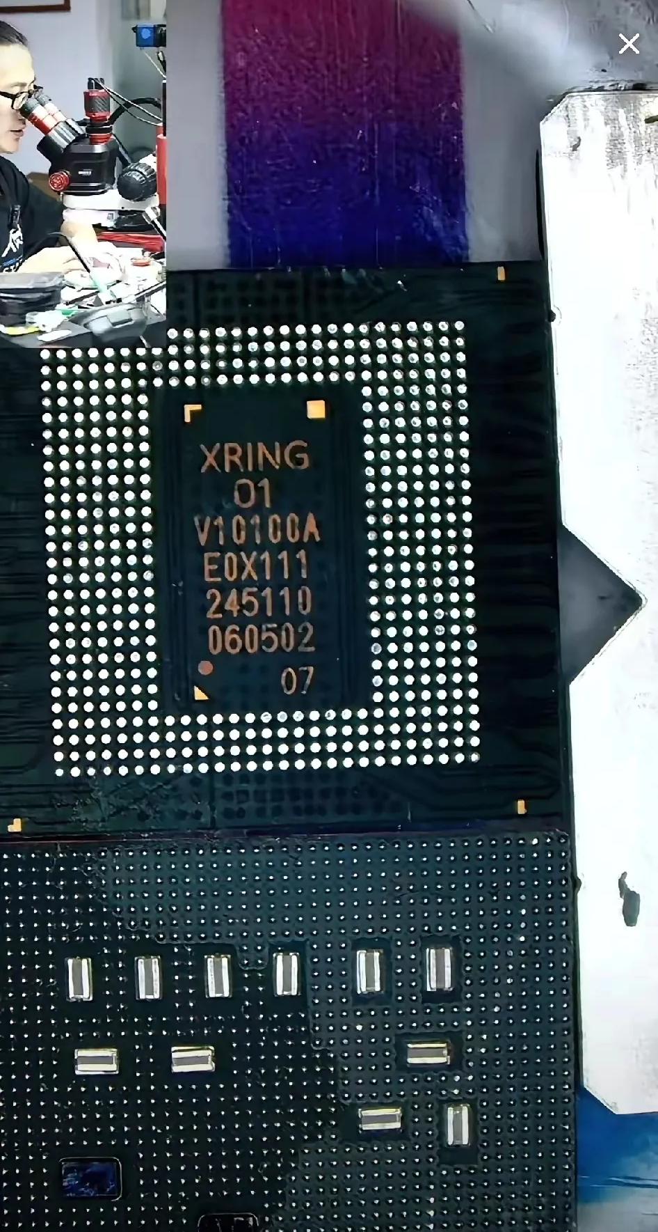 杨长顺第一时间拆解小米玄戒O1，显微镜下露出了“XRING O1”的独家标识，雷