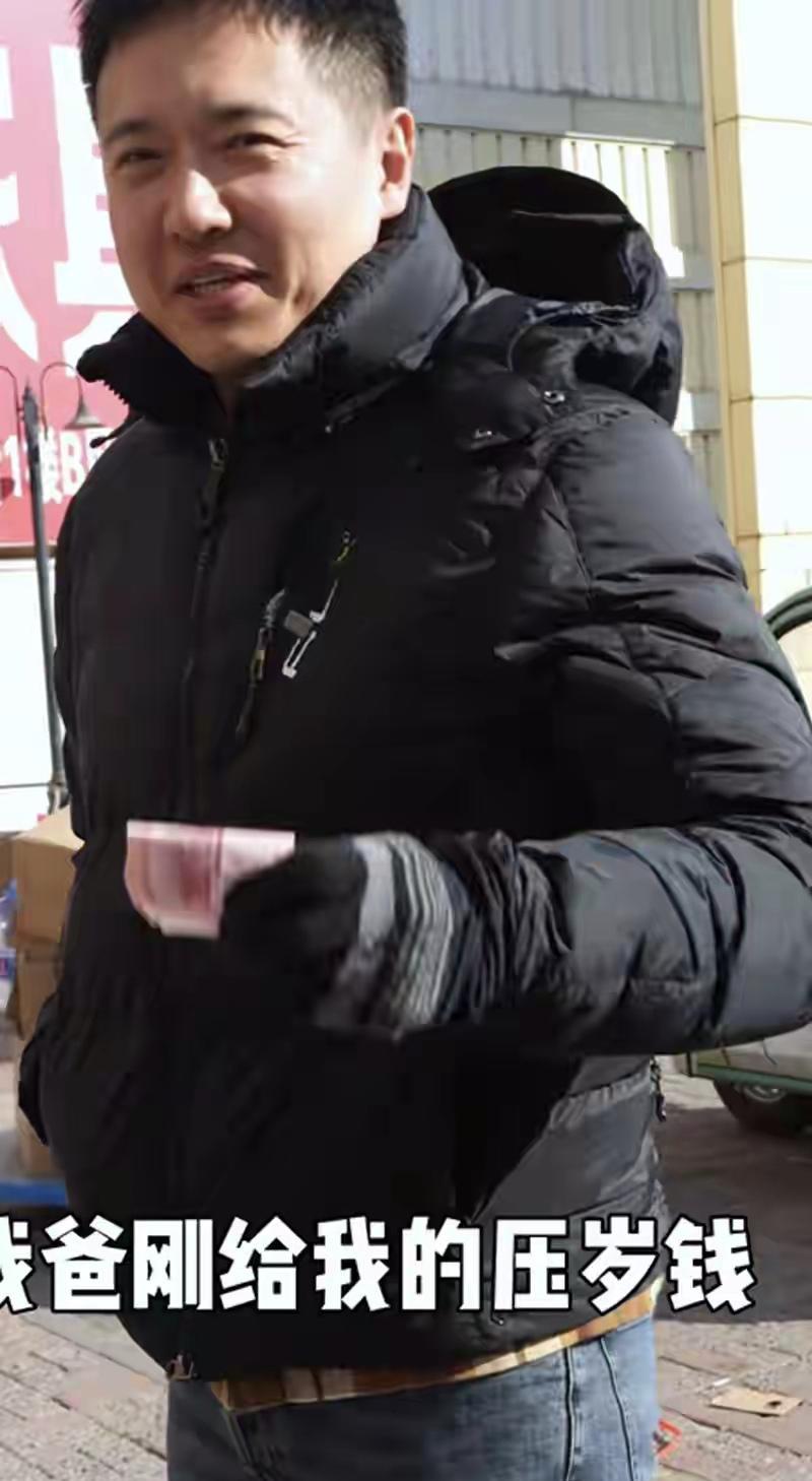 夜市里，他掏了又掏，裤兜里一共摸出100块。80块买了三件衣服走人。
没人认出这