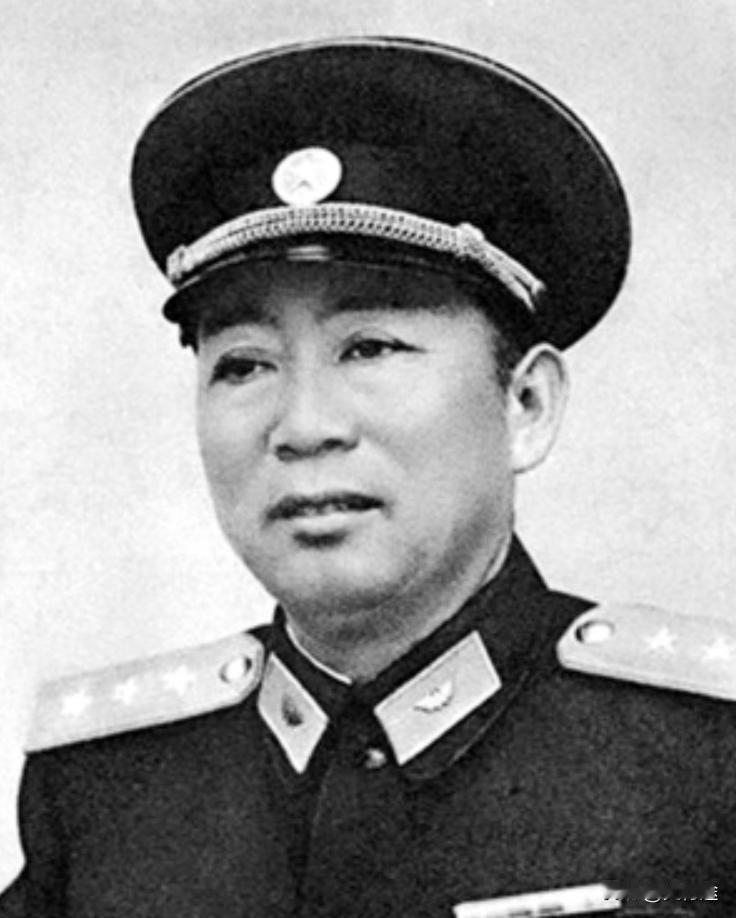 刘亚楼如果没有缺席抗战的话，那他授予大将的概率非常大。


一份干部履历摊在桌上