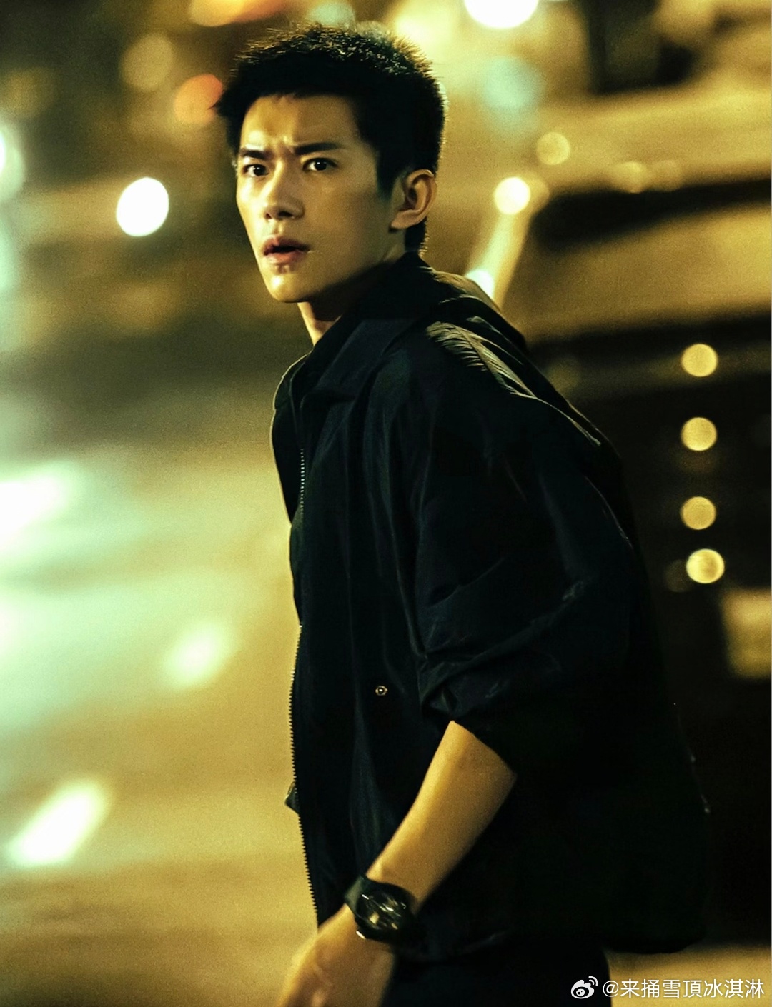 易烊千玺执行任务背影严迪警官的背影杀我！沉稳又可靠，电影票钱已经备好，坐等大年初